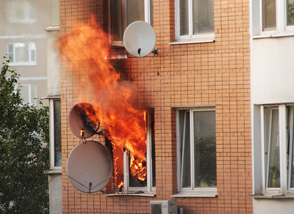 На Харьковщине пожарные спасли хозяина горящей квартиры и эвакуировали 8 жильцов дома