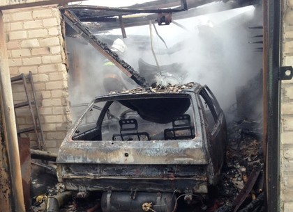 При попытке спасти машину от пожара пострадал мужчина (ФОТО)