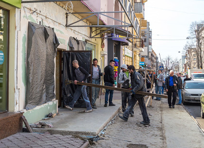 На улице Пушкинской, 58 повторно снесли самовольную пристройку (обновлено)