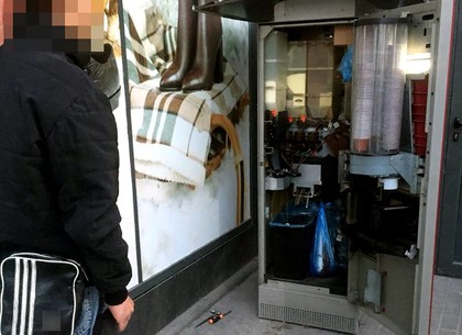 На Салтовке задержали мужчину, который похитил контейнер с деньгами из кофейного аппарата