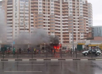 На Алексеевском рынке горит ритуальный салон (ФОТО)