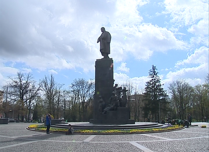 Возле памятника Шевченко высадили цветочную клумбу