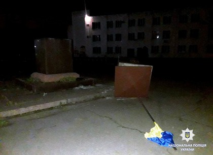 В Дергачах свалили постамент с государственным флагом (ФОТО)