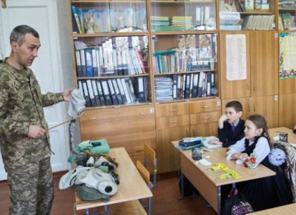 Харьковские школьники отрабатывают поведение в чрезвычайных ситуациях