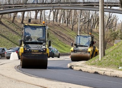 На проспекте Независимости и Клочковском спуске ремонтируют дорогу