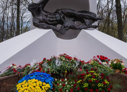 Харьковчане возложили цветы к памятнику жертвам Чернобыльской катастрофы