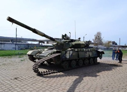 В Харькове боевые офицеры учат курсантов быстро ставить бронетехнику на ход