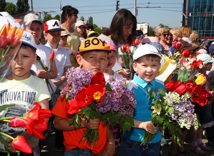 Харьковчане возложили цветы к памятнику Воину-освободителю