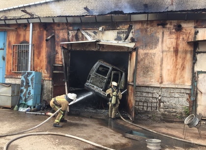 Пожар в Харькове: горит автомастерская на территории завода (ФОТО)