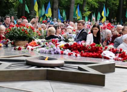 На Мемориале Славы харьковчане почтили память погибших