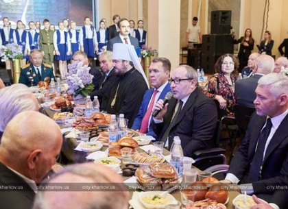 Геннадий Кернес поздравил с Днем Победы ветеранов на праздничном обеде (ФОТО)
