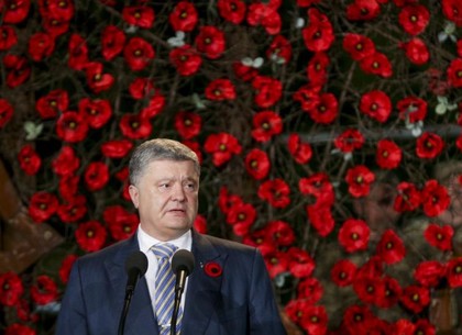 Порошенко: Россия празднует День победы в милитарном угаре, а мы вместе с Европой чтим память о погибших