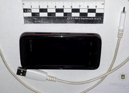 На Харьковщине женщина похитила мобильный телефон у несовершеннолетней