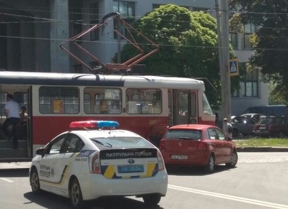 В центре Харькова Volkswagen бросился наперерез трамваю