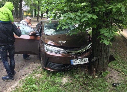 На Салтовке Toyota «припарковалась» в дерево