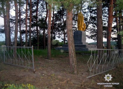 На Харьковщине мужчина похитил металлическое ограждение памятника