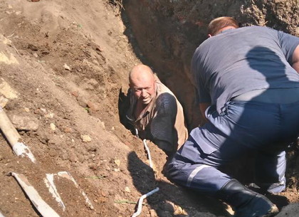 Спасатели вытащили траншеекопателя, которого по грудь засыпало землей (ФОТО)