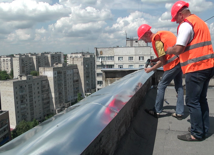 Харьковские коммунальщики ремонтируют кровли многоэтажек