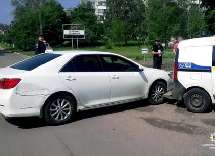 Дерзкая женщина-водитель, влетевшая в автомобиль полиции, задержана (ФОТО)