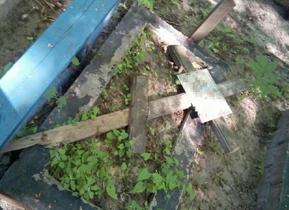 Два пьяных вандала повалили памятники на харьковском кладбище (ФОТО)