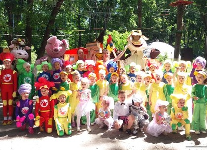 Детям переселенцев устроили праздник в одном из харьковских парков (ФОТО)