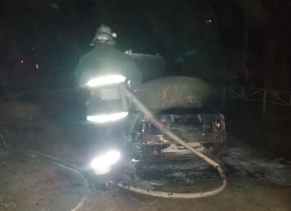 Ночью на набережной сгорел автомобиль (ФОТО)