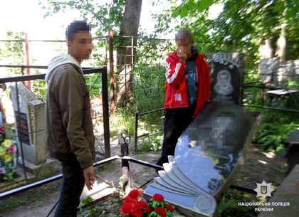 В Харькове двое подростков разрушили 7 надгробий на кладбище (ФОТО)