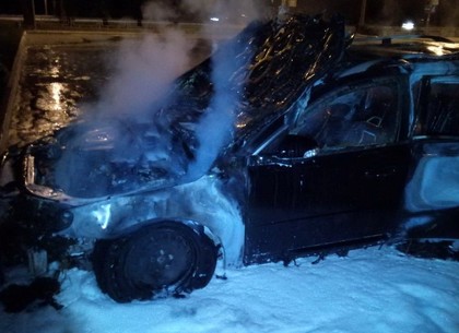 В Харькове, на парковке возле маркета сгорела «легковушка» (ФОТО)