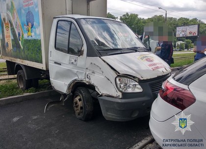 На Клочковской «газель» врезалась в припаркованный Opel (ФОТО)