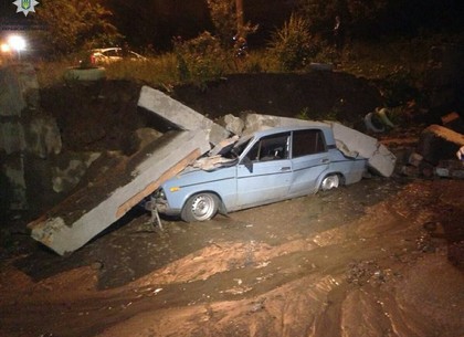 В Харькове плита упала на припаркованный ВАЗ, пострадавших нет