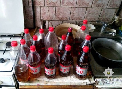 Работники полиции изъяли у харьковчанина бутылки с веществом, похожим на опий (ФОТО)