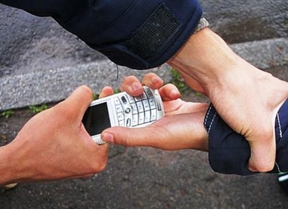 Полицейские оперативно задержали «вора-бойца», который завладел мобильным телефоном