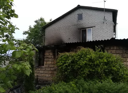 Закоротила проводка – и в Харькове выгорел этаж дома (ФОТО)