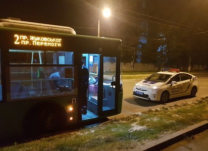 Троллейбус №2 обстреляли в центре Харькова (ФОТО)