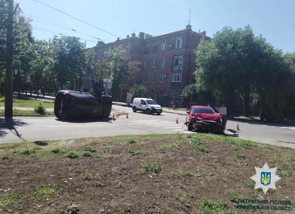 В Харькове, на перекрестке, Toyota влетела в «необразованный» Mitsubishi