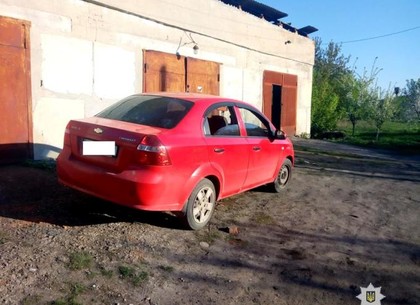 На Харьковщине полицейские задержали мужчину, который украл из автомобиля мобильный телефон