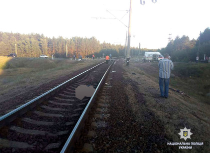 Мотоцикл попал под поезд: погибли два человека
