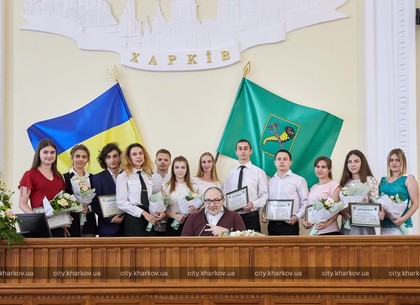 Геннадий Кернес вручил премии победителям конкурса студенческих проектов