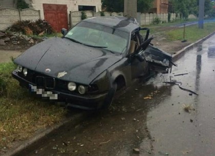 В Харькове BMW врезался в столб, есть пострадавшие (ФОТО)
