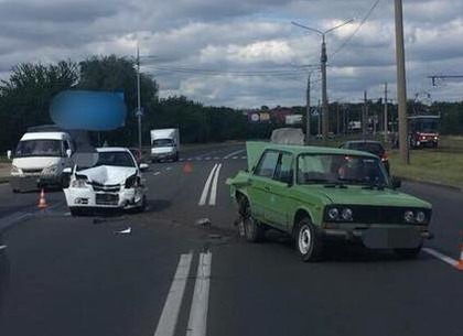 На Салтовке ЗАЗ неудачно догнал ВАЗ (ФОТО)