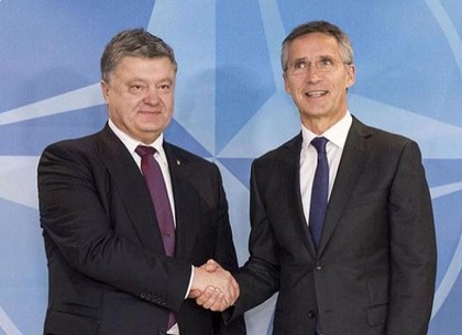 Порошенко и Столтенберг обсудили подготовку Украины к участию в саммите НАТО