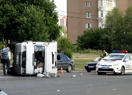 На Клочковской столкнулись грузовик и бензовоз: водитель в больнице (ФОТО)
