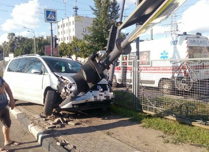 ДТП на Гагарина: Volkswagen застрял в дорожных знаках (ФОТО)