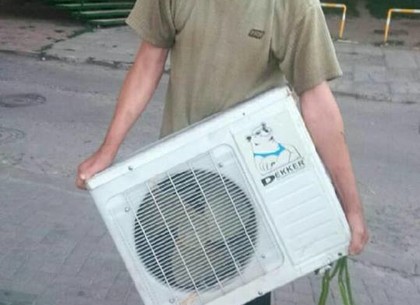 В Харькове воры спилили кондиционер со стены магазина