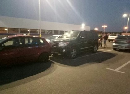 Шесть автомобилей столкнулись на парковке супермаркета в Харькове (ФОТО)