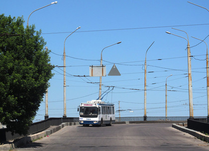 В субботу на Коммунальном путепроводе откроют съезд для троллейбусов и маршруток
