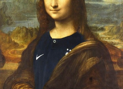 «Мону Лизу» переодели в форму сборной Франции по футболу