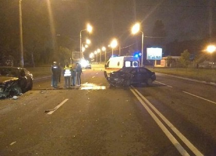 В Харькове столкнулись две машины, оба водителя в больнице