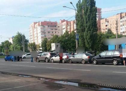 Утром на Клочковской произошло ДТП-«паровозик» из пяти иномарок