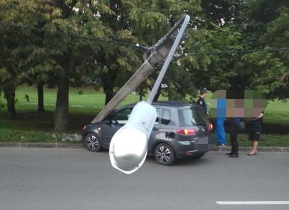 На Салтовке Mazda снесла фонарный столб (ФОТО)